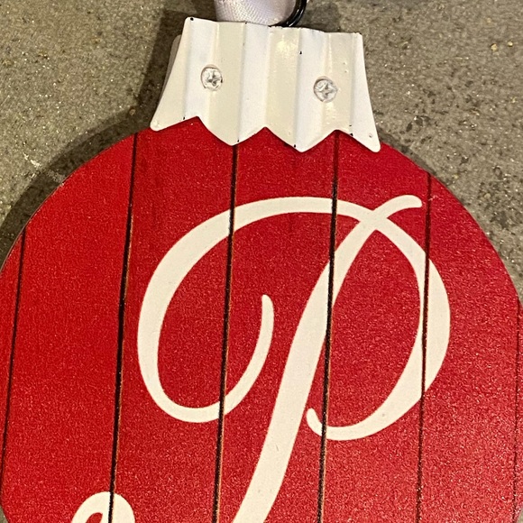 New P monogram round rustic ornament - Picture 3 of 3